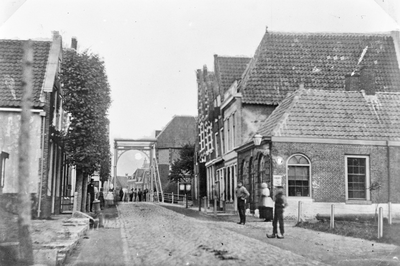 127610 Gezicht op IJsselvere te Oudewater, met op de achtergrond de IJsselbrug over de Hollandsche IJssel en de Havenstraat.